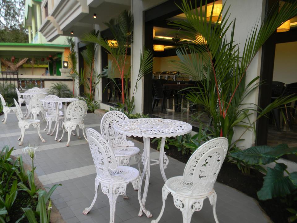 De Crossroads Resort Goa Restaurant